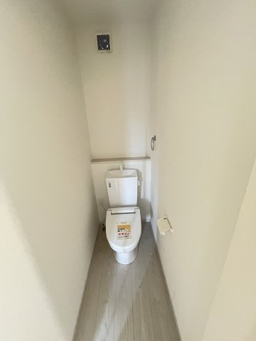 【トイレ】 | 大野城市山田2丁目1期　1号棟（全1棟）【仲介手数料無料・0円】 | 現地写真。2階にもトイレです。