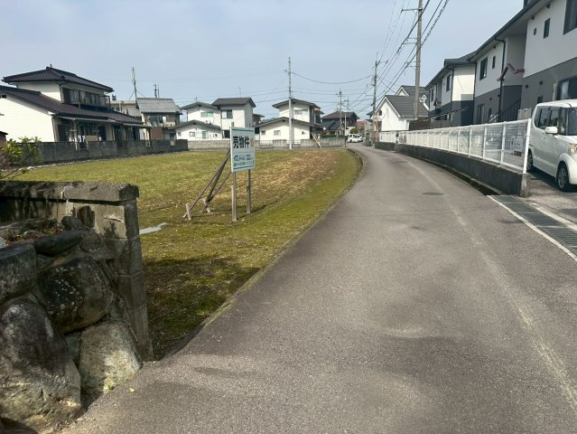 北内町4丁目　売土地 2区画の前面道路含む現地写真