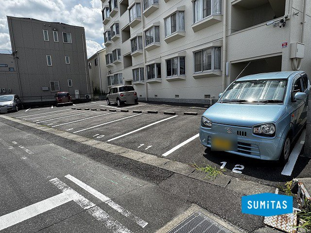駐車場料金は別途かかりません。1台空きあります。