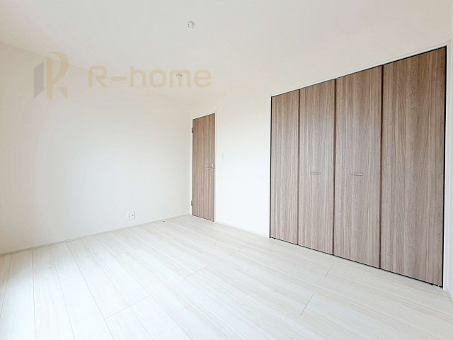 水戸市堀町4期　新築戸建て　1号棟の洋室|どんな部屋家具も合わせやすいシンプルな洋室！たっぷりの日差しと心地よい風が舞い込む住まい♪