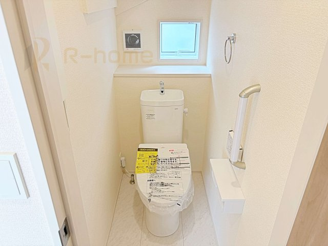 水戸市堀町4期　新築戸建て　1号棟のトイレ|温水洗浄便座付きのトイレ。
トイレが２ヵ所設置で朝の忙しい時間でも安心です。