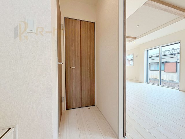 水戸市堀町4期　新築戸建て　1号棟の収納|掃除用具などの収納に便利なホール収納！家族で活用できる嬉しい収納スペース♪