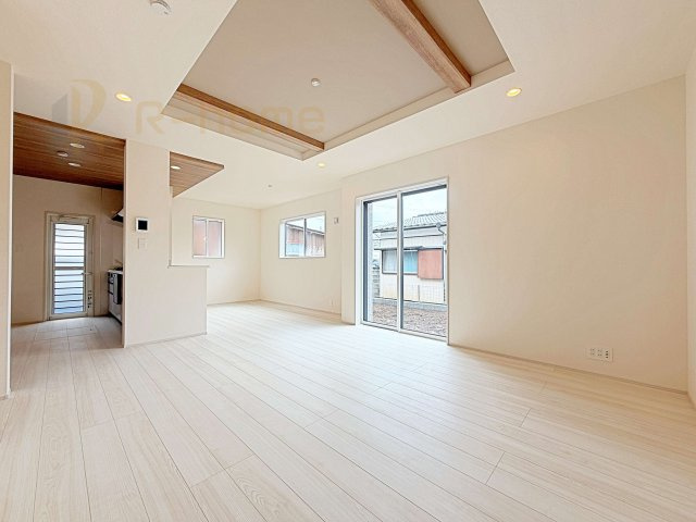 水戸市堀町4期　新築戸建て　1号棟の居間・リビング|広々とした余裕のあるリビングです♪大きな窓からは自然光が届きます。