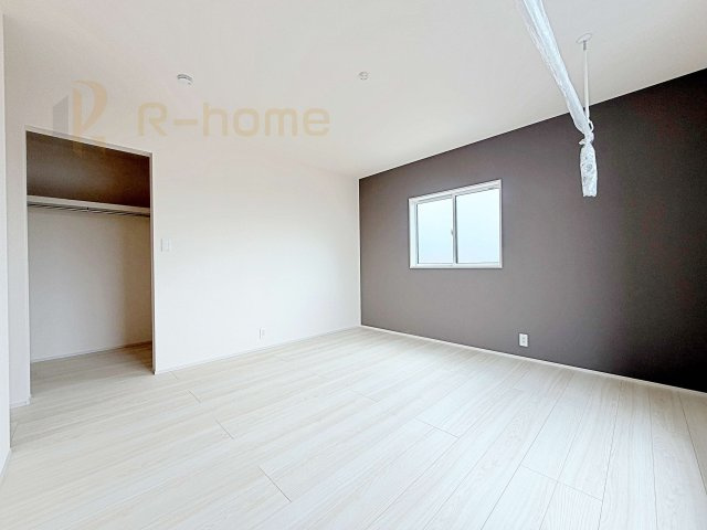 水戸市堀町4期　新築戸建て　1号棟の洋室|アクセントクロスが映える2階洋室。収納便利なウォークインクローゼット付き♪

