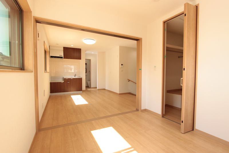 仲町アパート|全体写真（LDKとお部屋の仕切りはスライドスクリーンの為、開けて大きな１Rとしても使えます。）