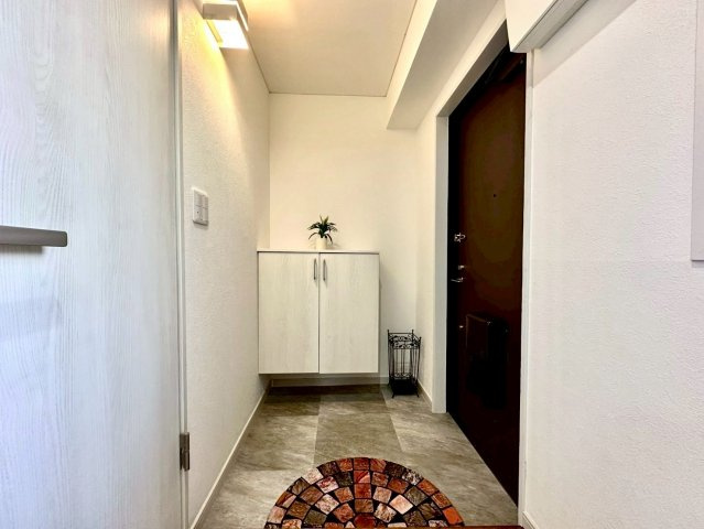 ライオンズマンション本牧の玄関|シンプルでありながら上質感のある仕上がりです。