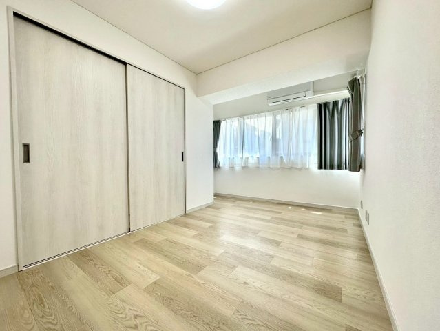 ライオンズマンション本牧の洋室|自然光と調和した明るい空間が、日々の暮らしに安らぎをもたらします。