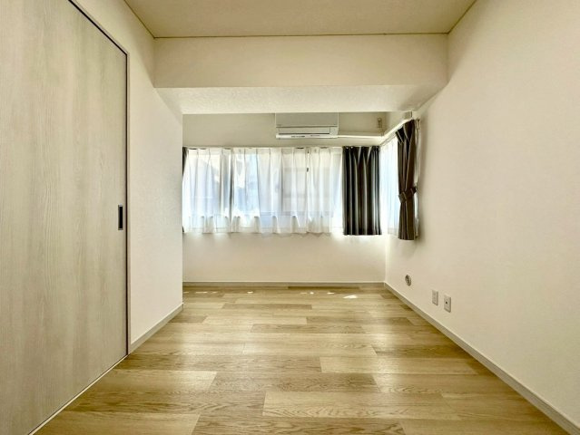 ライオンズマンション本牧の洋室|シンプルで整った空間設計により、家具配置もしやすく理想の住空間を実現できます。