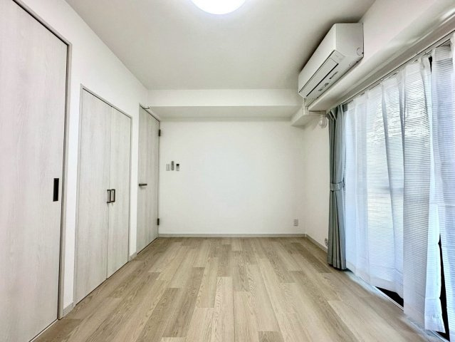 ライオンズマンション本牧の洋室|収納スペースをしっかり確保し、生活感を抑えたすっきりとした室内環境を保てます。