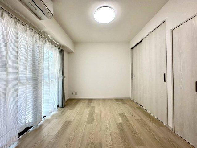 ライオンズマンション本牧の洋室|窓から差し込む自然光が心地よく、穏やかな時間を演出する上質な居室です。