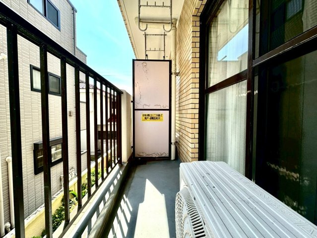 ライオンズマンション本牧のバルコニー|風通しの良さが魅力で、快適な住環境を支えます。