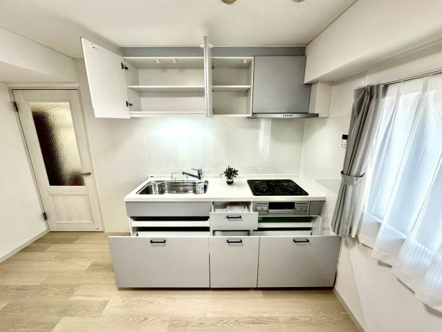 ライオンズマンション本牧のキッチン|日常の使いやすさとデザイン性を兼ね備えたバランスの良いキッチンです。