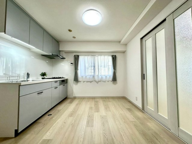 ライオンズマンション本牧の居間・リビング|大きな窓から自然光がたっぷり差し込む明るいリビング。開放感あふれる空間が、日々の暮らしにゆとりと心地よさをもたらします。