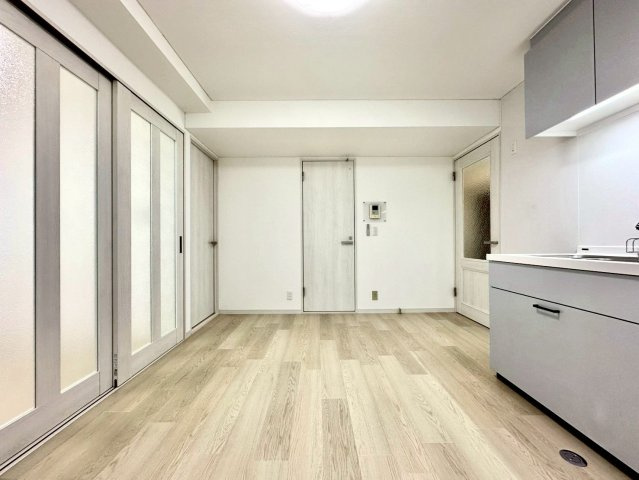 ライオンズマンション本牧の居間・リビング|上質なフローリングが印象的なリビング空間。落ち着いた色調がインテリアを引き立て、洗練された住まいを演出します。