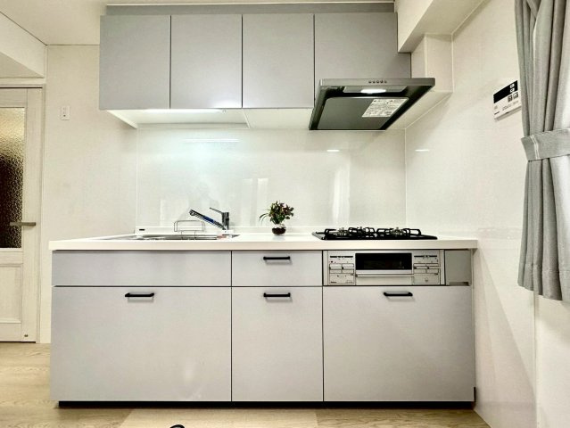 ライオンズマンション本牧のキッチン|清潔感あふれる内装と機能性を兼ね備え、毎日の家事を心地よく支えます。