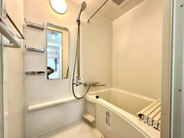 ライオンズマンション本牧の浴室|清潔感あふれる内装と機能性を兼ね備えた浴室は、毎日の入浴時間を快適にサポートします。