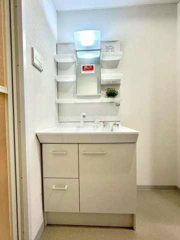 ライオンズマンション本牧の独立洗面台|清潔感あふれる明るい空間設計で、毎日の生活を快適にサポートします。