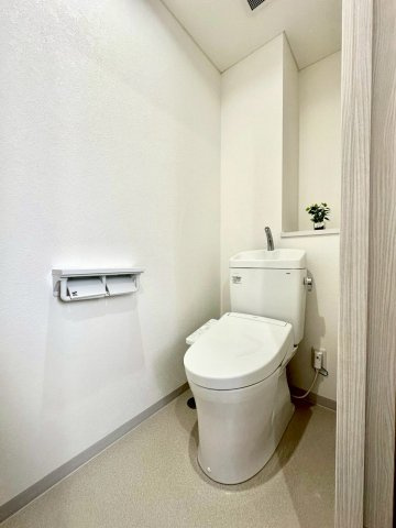 ライオンズマンション本牧のトイレ|シンプルで無駄のないデザインが印象的なトイレ空間。清掃性にも優れ、日々気持ちよくお使いいただけます。