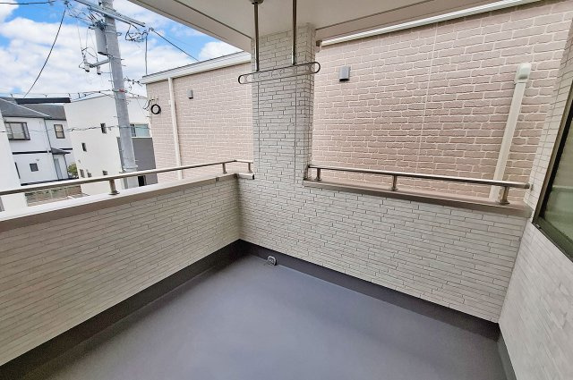 堺市東区草尾のバルコニー|インナーバルコニー：お天気の影響を受けにくい屋根付きのバルコニーです。