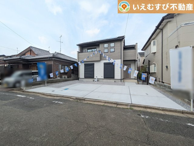 BLOOMING GARDEN　深谷市岡里の駐車場|並列3台駐車可能なゆとりのカースペース
複数台車をお持ちでも、お友達が遊びに来てもゆとりの駐車スペース！