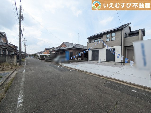 BLOOMING GARDEN　深谷市岡里の前面道路含む現地写真|充分な広さの6ｍ前面道路
間口が広くお車の出し入れも問題なく行えるスペースが確保されています♪
