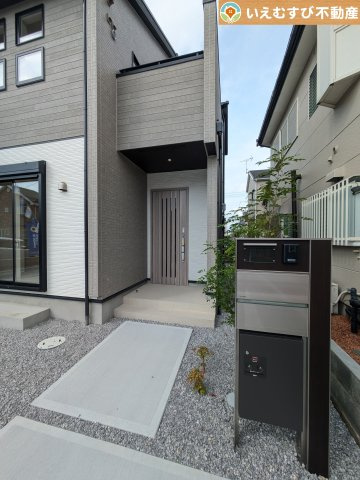 BLOOMING GARDEN　深谷市岡里のエントランス|落ち着いた色づかいのエントランス
駐車場からアクセスの良いエントランス。雨の日や荷物が多くても安心の動線♪