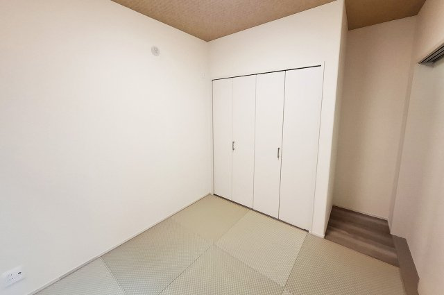 堺市東区草尾の和室|和室：おしゃれな半帖畳を採用した、モダンで落ち着きのある空間です。