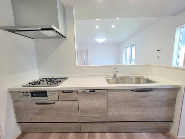 【クライン】小山市塚崎第1期のキッチン|○キッチン○
毎日使うキッチンはお手入れ簡単♪浄水器一体型ハンドシャワー水栓で手軽においしいお水が飲めます。食器も調理器具もたっぷりセットでき食後の後片付けもラクラク食洗器完備です♪
※2026年4月