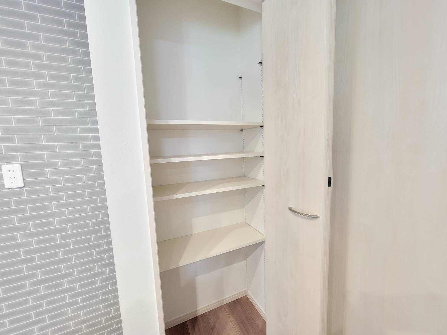 【クライン】小山市塚崎第1期の収納|○キッチンパントリー○
何かと散らかりがちなキッチンにはパントリーが大活躍♪可動棚採用で、いろいろな物を収納できます。明り取り窓も付いて気持ちよく家事も捗ります♪
※2026年4月撮影

