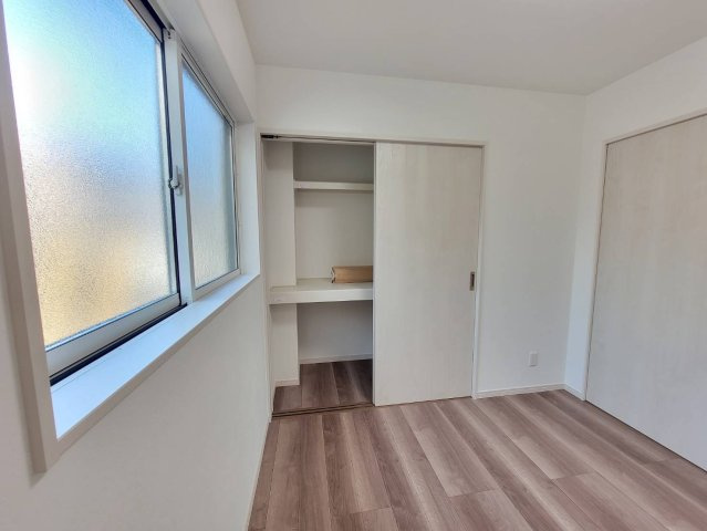 【クライン】小山市塚崎第1期の洋室|○1F洋室4.5帖〇
リビングと一体で広く利用できる洋室です。子供たちのお昼寝や、親御さんや友人のお泊りの際に重宝します。
※2026年4月撮影