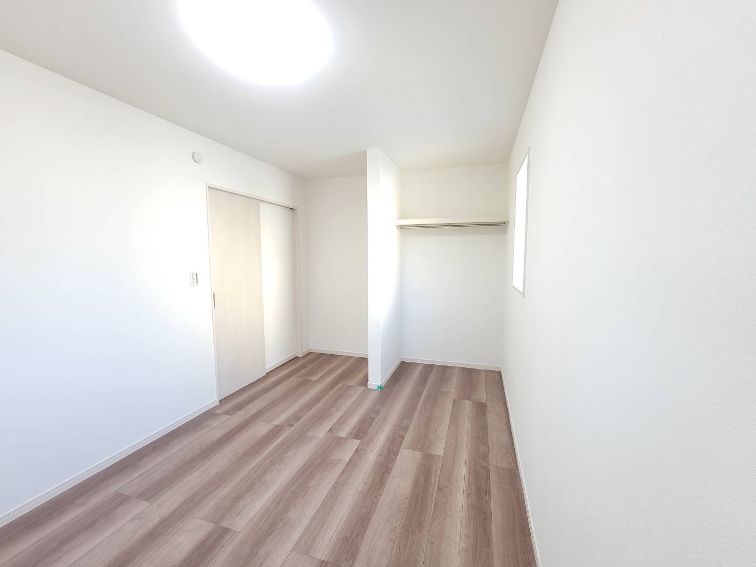 【クライン】小山市塚崎第1期の洋室|○2F洋室6.3帖○
2階全居室6帖以上のゆとりの広さです。ひとり時間もゆっくりお過ごしください。
オープンタイプのクローゼット完備♪お部屋をより広く活用できます。
※2026年4月撮影