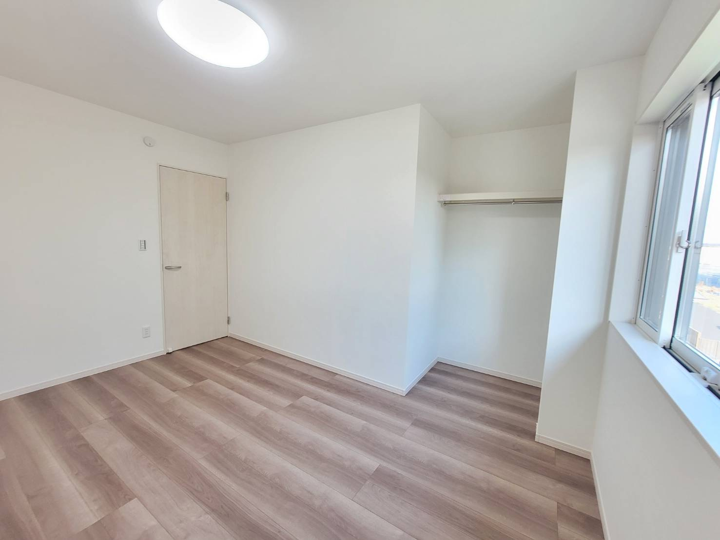 【クライン】小山市塚崎第1期の洋室|○2F洋室6.5帖○
2階の居室は日当たりも眺望もよい気持ちの良い空間♪窓からの眺望もよくなり視界が広いので、明るい日差しと心地よい風で自分のお部屋でくつろげる贅沢をご提供します。
※2026年4月撮