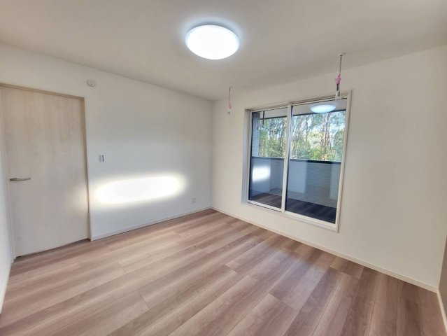 【クライン】小山市塚崎第1期の洋室|○2F洋室7帖○
大容量ウォークインクローゼット付き２階主寝室。バルコニーに繋がり広く景色を楽しめるのはもちろん、風通しが良く気分をリフレッシュできます。
