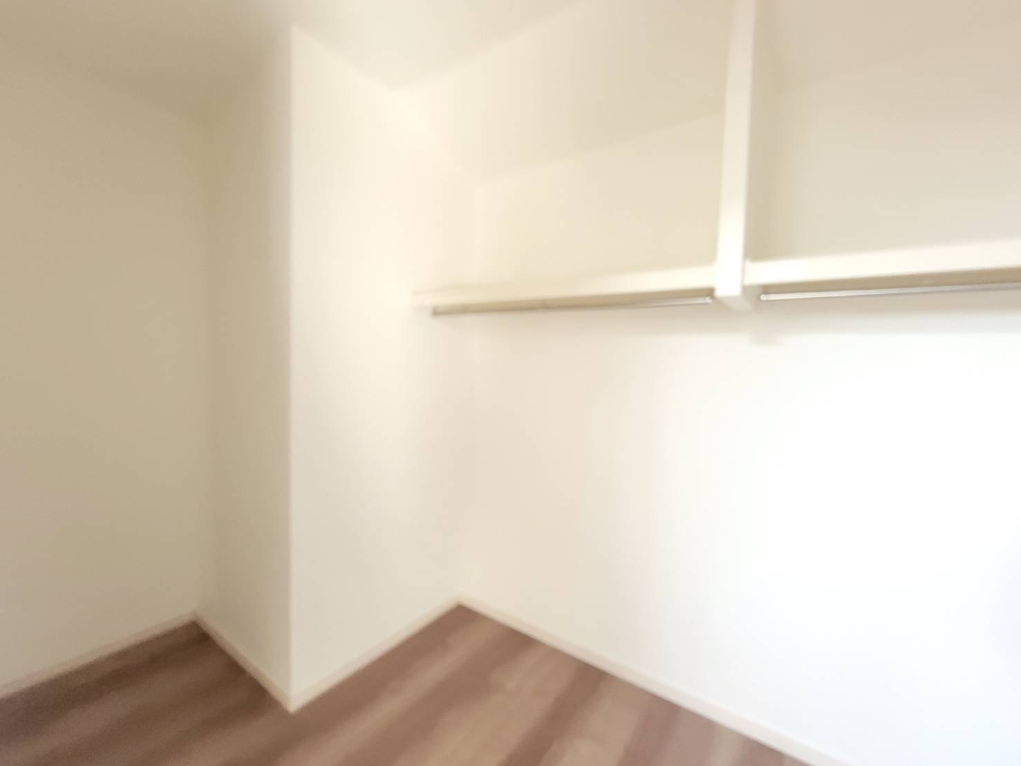 【クライン】小山市塚崎第1期の収納|○2Fウォークインクローゼット3.5帖○
主寝室にある大型クローゼット。枕棚にはバッグなどの小物類を収納でき、増えていくお洋服やご家族での思い出の品もしっかりと収納します。
※2026年4月撮影