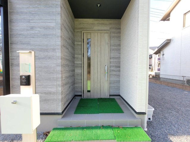 【クライン】小山市塚崎第1期の玄関|○玄関ポーチ○
YKKピタッとキーはタグキーを近づけるだけで鍵の開閉ができます。お買い物で両手がふさがっていても簡単に開錠可能。宅配ボックス、TVモニター付きインターフォン標準装備♪
※2026年3月