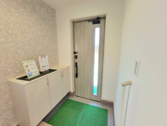 【クライン】小山市塚崎第1期の玄関|○玄関○
アクセントクロスがお洒落な玄関でお客様をお迎えします。シューズクローク完備♪いつも玄関はきれいに保たれます。手すり付きもうれしい仕様です。
