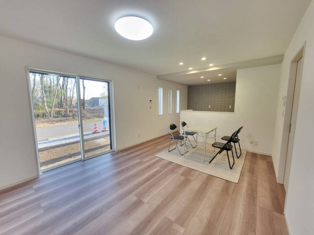 【クライン】小山市塚崎第1期の居間・リビング|○LDK15.7帖○
たっぷりの陽光と心地よい風が舞い込むリビング♪キッチンには折り下げ天井を施し、より奥行きを感じられる仕様に。自然とご家族が集まる南向きのリビングです。
※2026年3月撮影