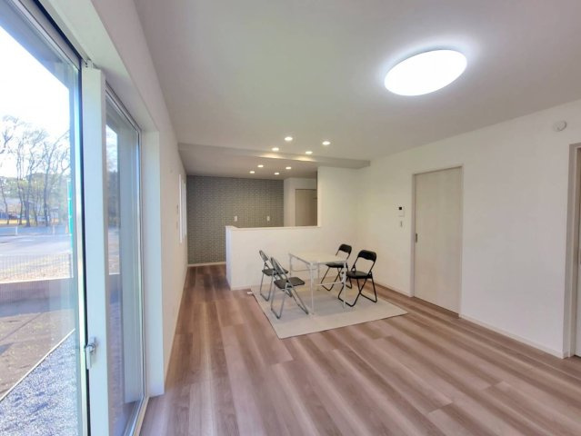 【クライン】小山市塚崎第1期の居間・リビング|○LDK15.7帖○
リビングアクセス階段プラン採用！「ただいま！」「おかえり～」など、家族の会話が自然と生まれる間取り設計です。
※2026年4月撮影