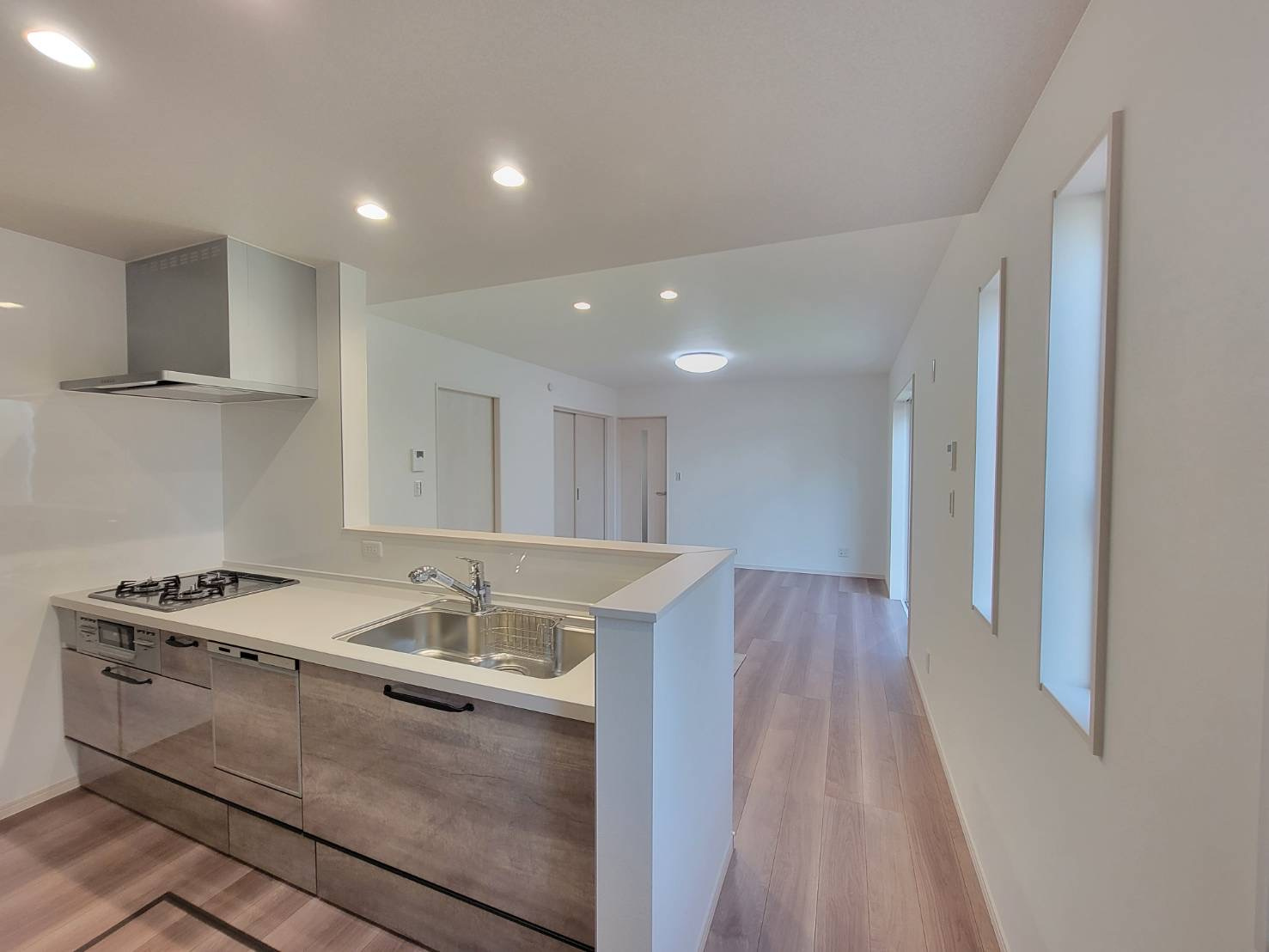 【クライン】小山市塚崎第1期のキッチン|〇キッチン〇
キッチンからリビングを見渡すことができ、家事をしながらお子様がお友達と遊んでいる様子や、宿題をしている様子を見守ることができます♪食洗器がついてるので家事効率アップ！
※2026年4月撮