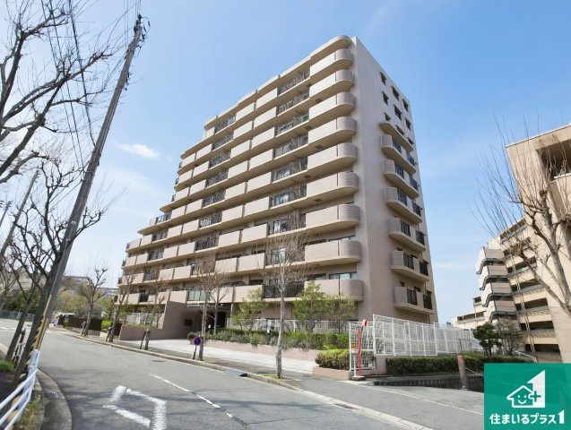 須磨妙法寺アーバンコンフォートの外観|周辺は閑静な住宅街！前面道路広々で車の出し入れも便利です。駐車が苦手な方でも安心して車庫入れできます！