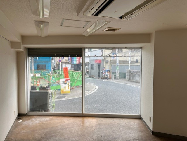 内山方のエントランス