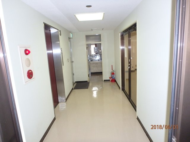 水越ビルの玄関