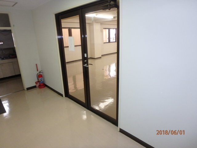 水越ビルの玄関