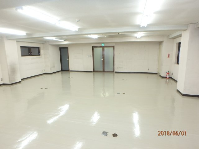 水越ビルの玄関