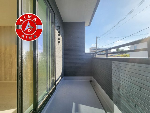 福岡市早良区田隈3丁目第6-1棟(1号棟)の外観：施工例|風をしっかりと感じられるバルコニーでは、毎日が洗濯日和です。広々としているので洗濯も楽しくなるでしょうし、気分転換にバルコニーからの眺めを楽しむのもいいでしょう。