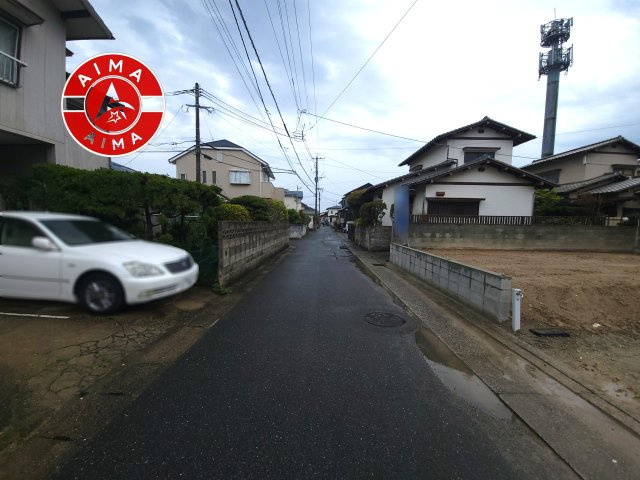 福岡市早良区田隈3丁目第6-1棟(1号棟)の前面道路含む現地写真|前面道路は閑静な住宅地をはしる車通りの少ない道路。お車の出し入れが苦手なママや小さなお子様にも安心ですね。しっかり舗装もされているので、ベビーカーや自転車で通っても快適に通行できます。