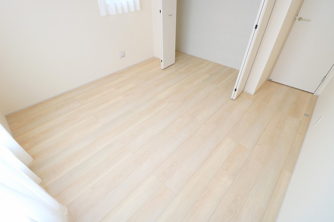 【寝室】 | 富士見市羽沢1丁目　新築一戸建住宅　全2棟　(ふじみ野店) | 主寝室6.06帖。
南面バルコニーに面した明るい空間です。