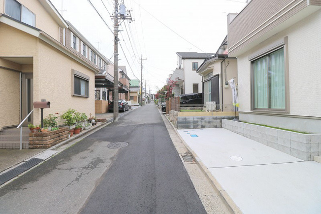 【前面道路含む現地写真】 | 富士見市羽沢1丁目　新築一戸建住宅　全2棟　(ふじみ野店) | 大型ショッピング施設「ららぽーと富士見」まで徒歩6分です！
周辺環境も併せてご案内いたします！