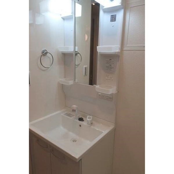 茅ヶ崎市本村２丁目のアパートの洗面所|明るい洗面所です