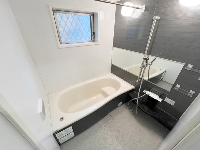 所沢市東狭山ヶ丘2丁目中古戸建の浴室|シャワー水栓、ミラー新規交換済み！お風呂でゆっくり疲れを癒しましょう♪